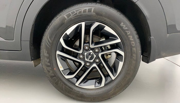 2022 KIA CARENS LUXURY PLUS 1.4 PETROL DCT 7 STR, Petrol, Automatic, 8,965 km, Left Rear Wheel