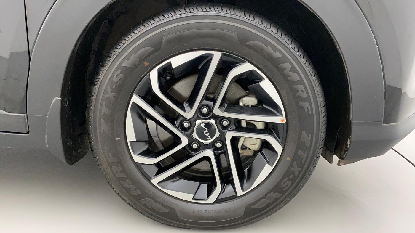 2022 KIA CARENS LUXURY PLUS 1.4 PETROL DCT 7 STR, Petrol, Automatic, 8,965 km, Right Front Wheel