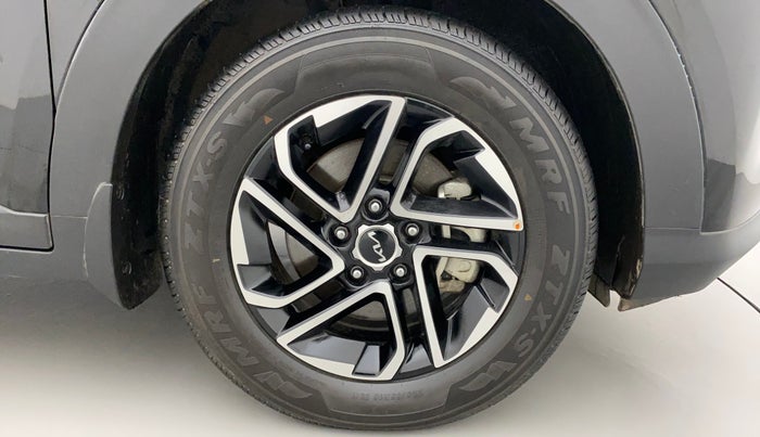2022 KIA CARENS LUXURY PLUS 1.4 PETROL DCT 7 STR, Petrol, Automatic, 8,965 km, Right Front Wheel