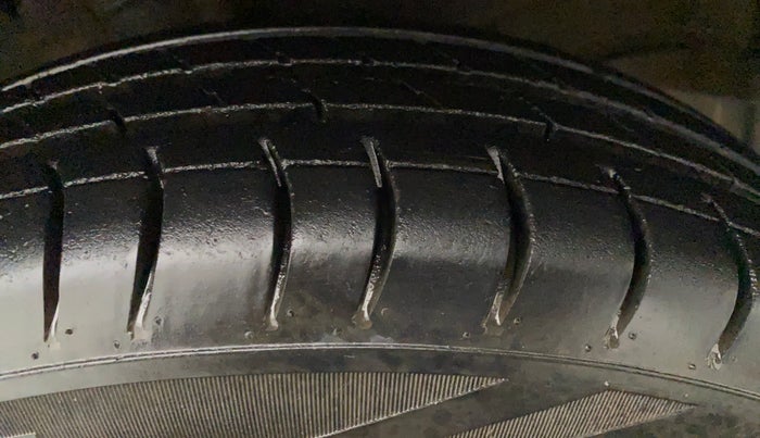 2014 Maruti Wagon R 1.0 LXI CNG, CNG, Manual, 54,416 km, Left Front Tyre Tread