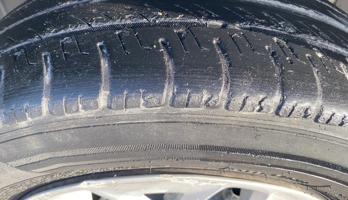 2016 Ford Figo Aspire TREND 1.5 DIESEL, Diesel, Manual, 1,36,589 km, Right Front Tyre Tread