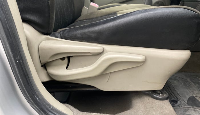 2015 Toyota Etios Liva G, Petrol, Manual, 1,14,496 km, Driver Side Adjustment Panel