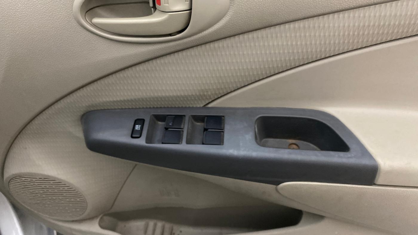 2015 Toyota Etios Liva G, Petrol, Manual, 1,14,496 km, Driver Side Door Panels Control