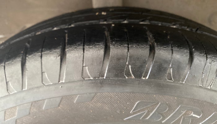 2015 Toyota Etios Liva G, Petrol, Manual, 1,14,496 km, Right Rear Tyre Tread