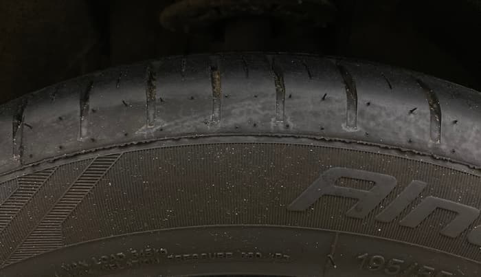 2025 Maruti Baleno ALPHA 1.2 AGS, Petrol, Automatic, 9,919 km, Right Front Tyre Tread