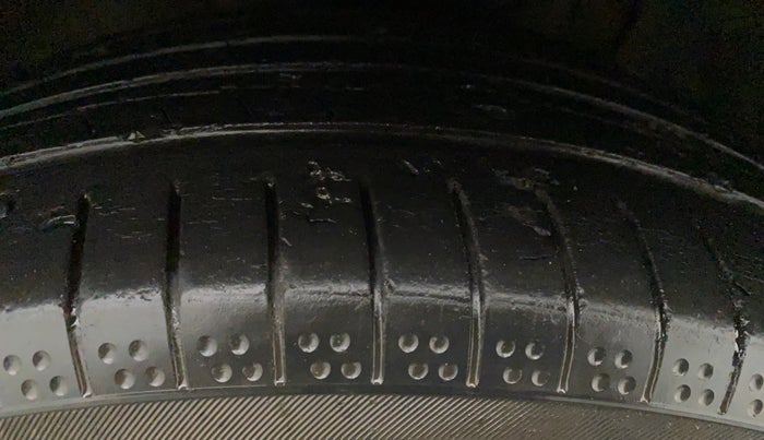 2016 Maruti Ertiga VXI CNG, CNG, Manual, 98,005 km, Right Front Tyre Tread