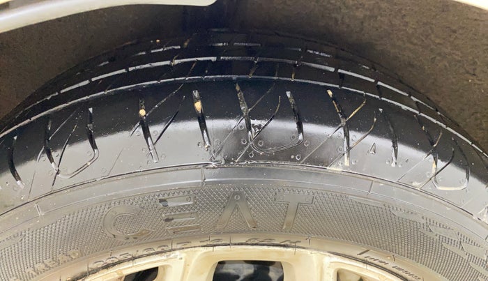 2014 Ford Ecosport TITANIUM 1.5L PETROL AT, CNG, Automatic, 1,21,732 km, Right Rear Tyre Tread