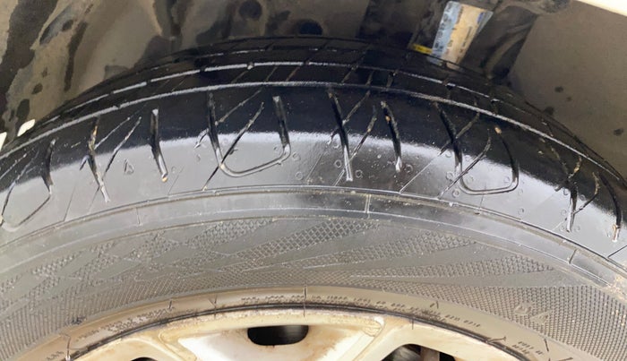 2014 Ford Ecosport TITANIUM 1.5L PETROL AT, CNG, Automatic, 1,21,732 km, Left Front Tyre Tread