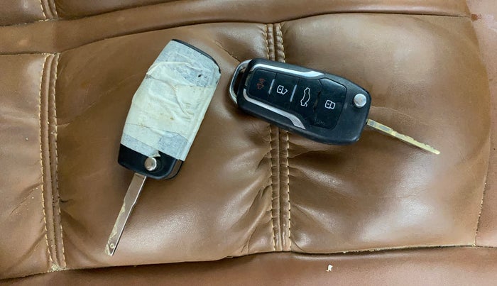 2014 Ford Ecosport TITANIUM 1.5L PETROL AT, CNG, Automatic, 1,21,732 km, Key Close Up