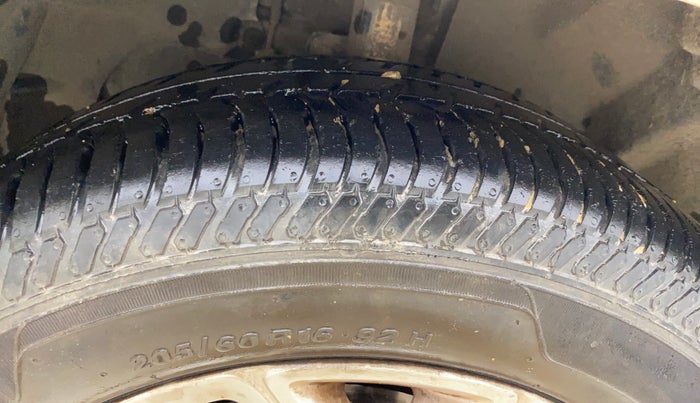 2014 Ford Ecosport TITANIUM 1.5L PETROL AT, CNG, Automatic, 1,21,732 km, Right Front Tyre Tread