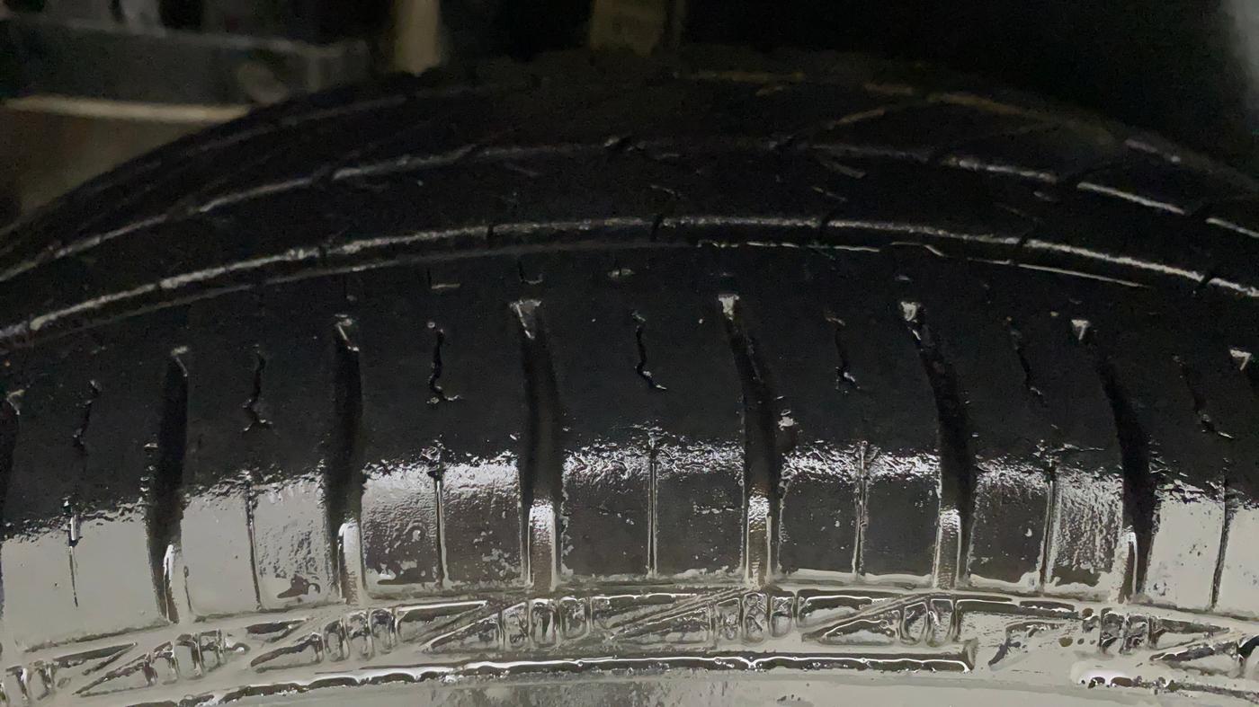 2011 Maruti Swift LXI, Petrol, Manual, 11,463 km, Right Rear Tyre Tread