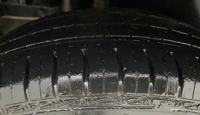 2011 Maruti Swift LXI, Petrol, Manual, 11,463 km, Right Rear Tyre Tread