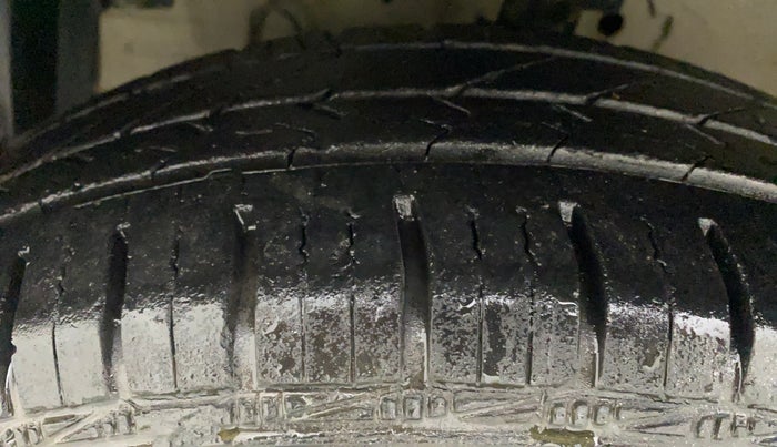 2011 Maruti Swift LXI, Petrol, Manual, 11,463 km, Left Front Tyre Tread