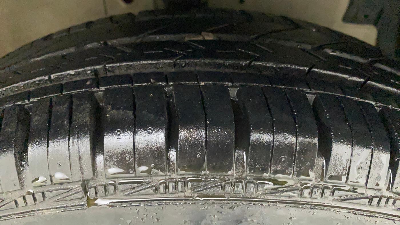 2011 Maruti Swift LXI, Petrol, Manual, 11,463 km, Right Front Tyre Tread