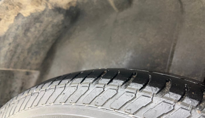 2015 Maruti Swift VXI, Petrol, Manual, 35,040 km, Left Rear Tyre Tread