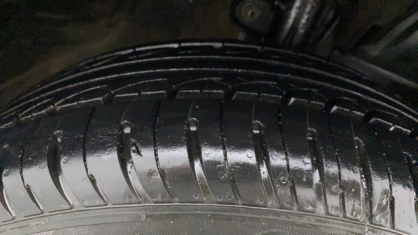 2016 Mahindra Kuv100 K6 6 STR, Petrol, Manual, 78,500 km, Right Front Tyre Tread