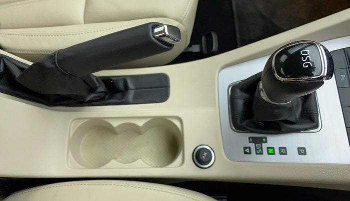 2017 Skoda Octavia 1.8 TSI STYLE AT, Petrol, Automatic, 14,042 km, Gear Lever