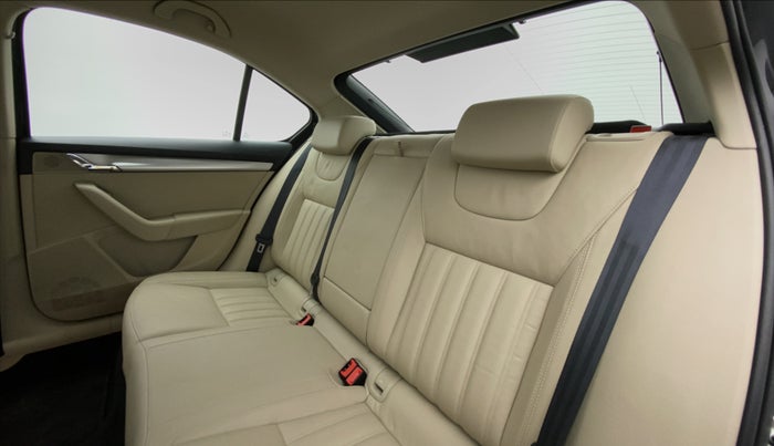 2017 Skoda Octavia 1.8 TSI STYLE AT, Petrol, Automatic, 14,042 km, Right Side Rear Door Cabin