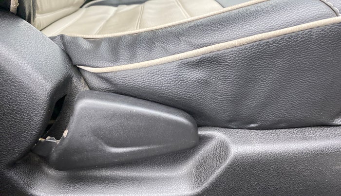 2018 Renault Kwid 1.0 RXT Opt, Petrol, Manual, 40,490 km, Driver Side Adjustment Panel