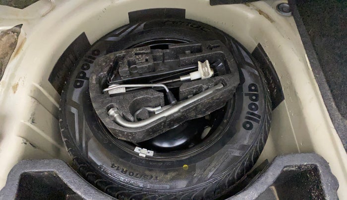 2014 Skoda Rapid AMBITION 1.6 MPI MT PLUS, Petrol, Manual, 1,04,953 km, Spare Tyre