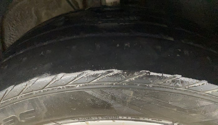 2014 Skoda Rapid AMBITION 1.6 MPI MT PLUS, Petrol, Manual, 1,04,953 km, Right Front Tyre Tread