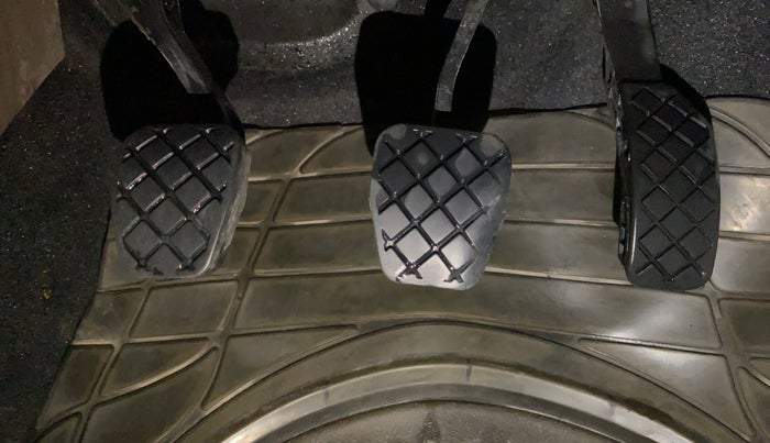 2014 Skoda Rapid AMBITION 1.6 MPI MT PLUS, Petrol, Manual, 1,04,953 km, Pedals