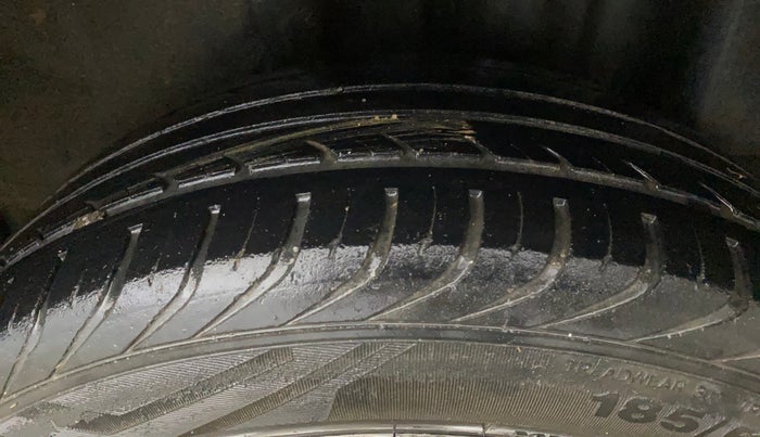 2014 Skoda Rapid AMBITION 1.6 MPI MT PLUS, Petrol, Manual, 1,04,953 km, Left Rear Tyre Tread