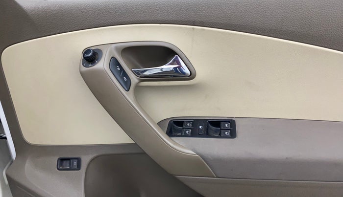 2014 Skoda Rapid AMBITION 1.6 MPI MT PLUS, Petrol, Manual, 1,04,953 km, Driver Side Door Panels Control