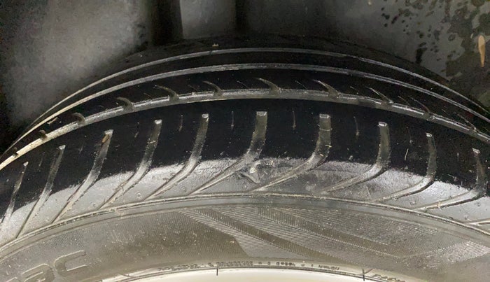 2014 Skoda Rapid AMBITION 1.6 MPI MT PLUS, Petrol, Manual, 1,04,953 km, Right Rear Tyre Tread