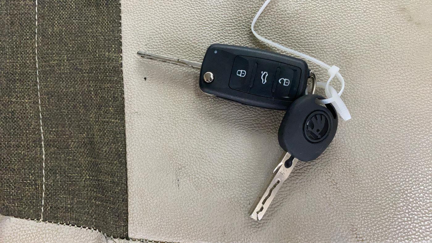 2014 Skoda Rapid AMBITION 1.6 MPI MT PLUS, Petrol, Manual, 1,04,953 km, Key Close Up