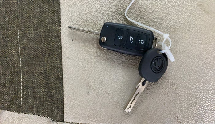 2014 Skoda Rapid AMBITION 1.6 MPI MT PLUS, Petrol, Manual, 1,04,953 km, Key Close Up