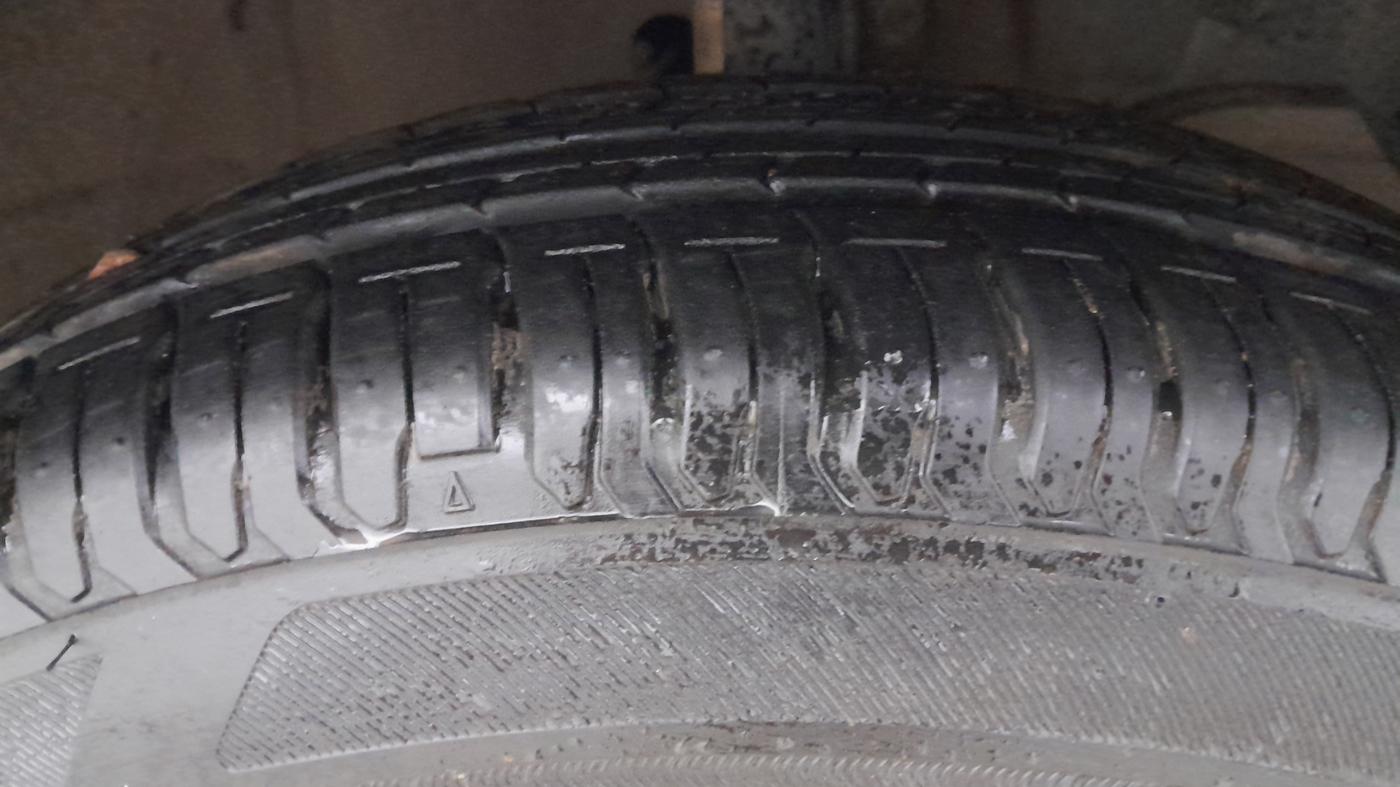 2019 Maruti Swift VXI AMT, Petrol, Automatic, 49,035 km, Right Front Tyre Tread
