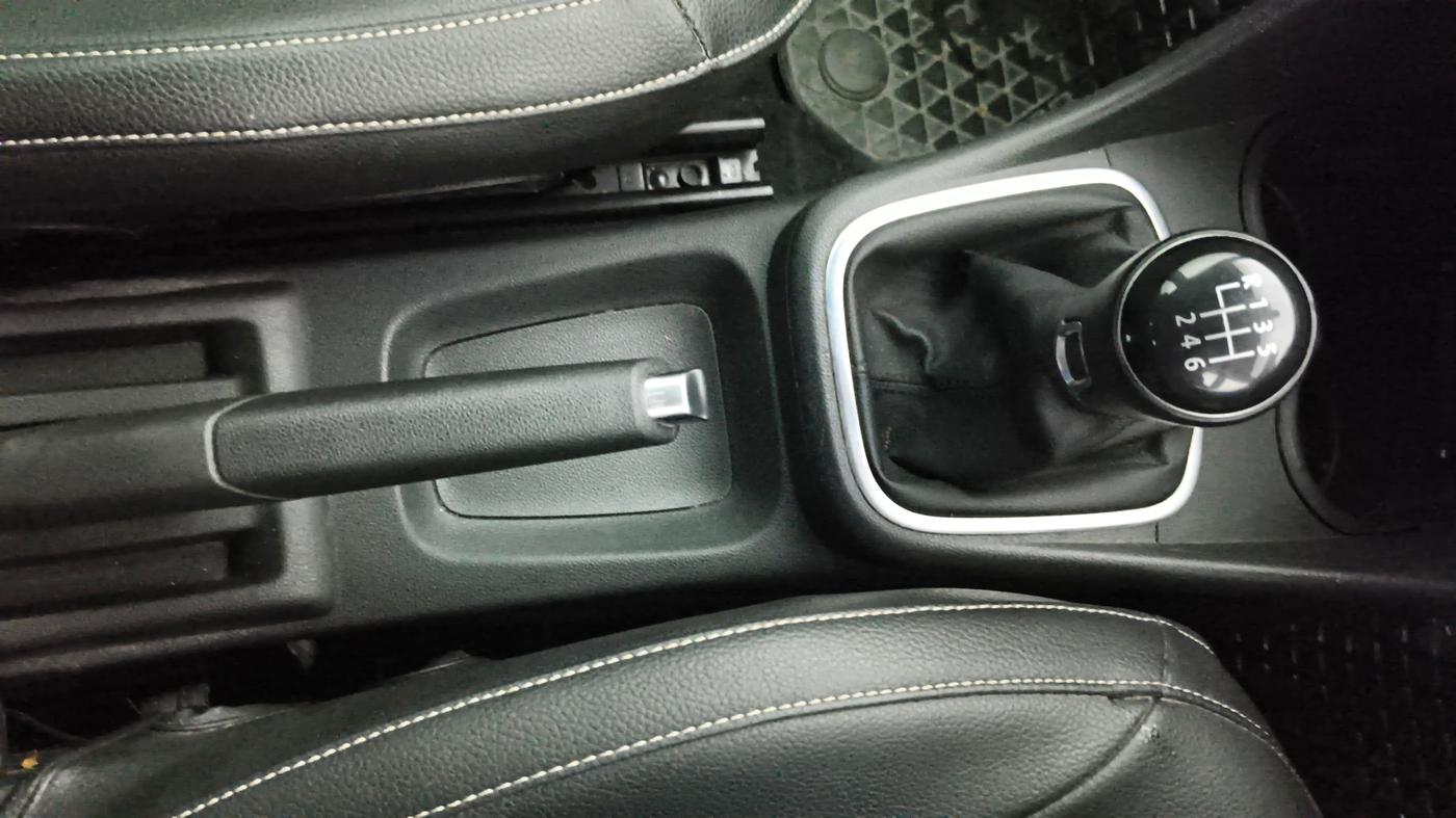 2020 Volkswagen Polo HIGHLINE PLUS 1.0L TSI, Petrol, Manual, 33,902 km, Gear Lever