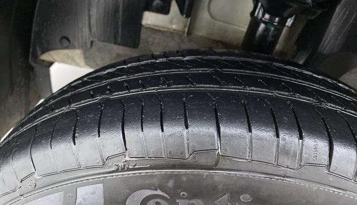 2016 Renault Kwid RXT, Petrol, Manual, 93,211 km, Left Front Tyre Tread