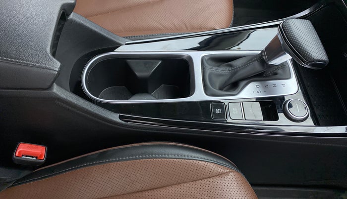 2021 Hyundai ALCAZAR PLATINUM(O) 7STR 1.5 AT, Diesel, Automatic, 26,541 km, Gear Lever