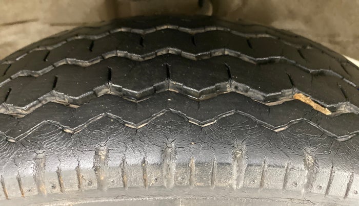 2014 Maruti Omni 5 SEATER, Petrol, Manual, 31,954 km, Right Front Tyre Tread