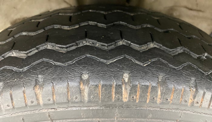 2014 Maruti Omni 5 SEATER, Petrol, Manual, 31,954 km, Left Front Tyre Tread