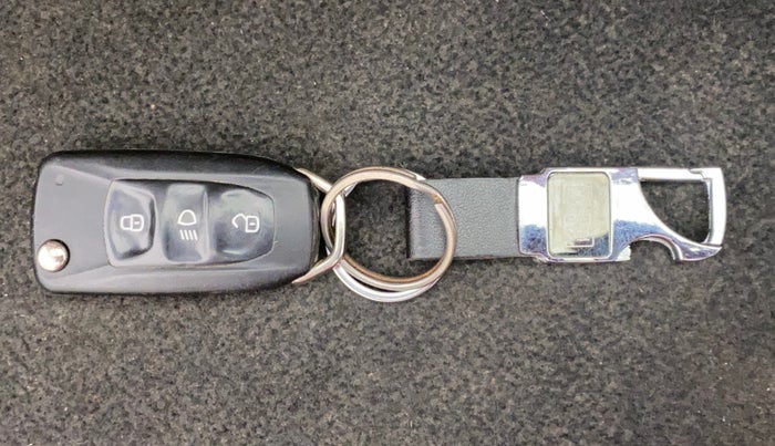2018 Tata Tiago XZ PETROL, Petrol, Manual, 1,00,000 km, Key Close Up