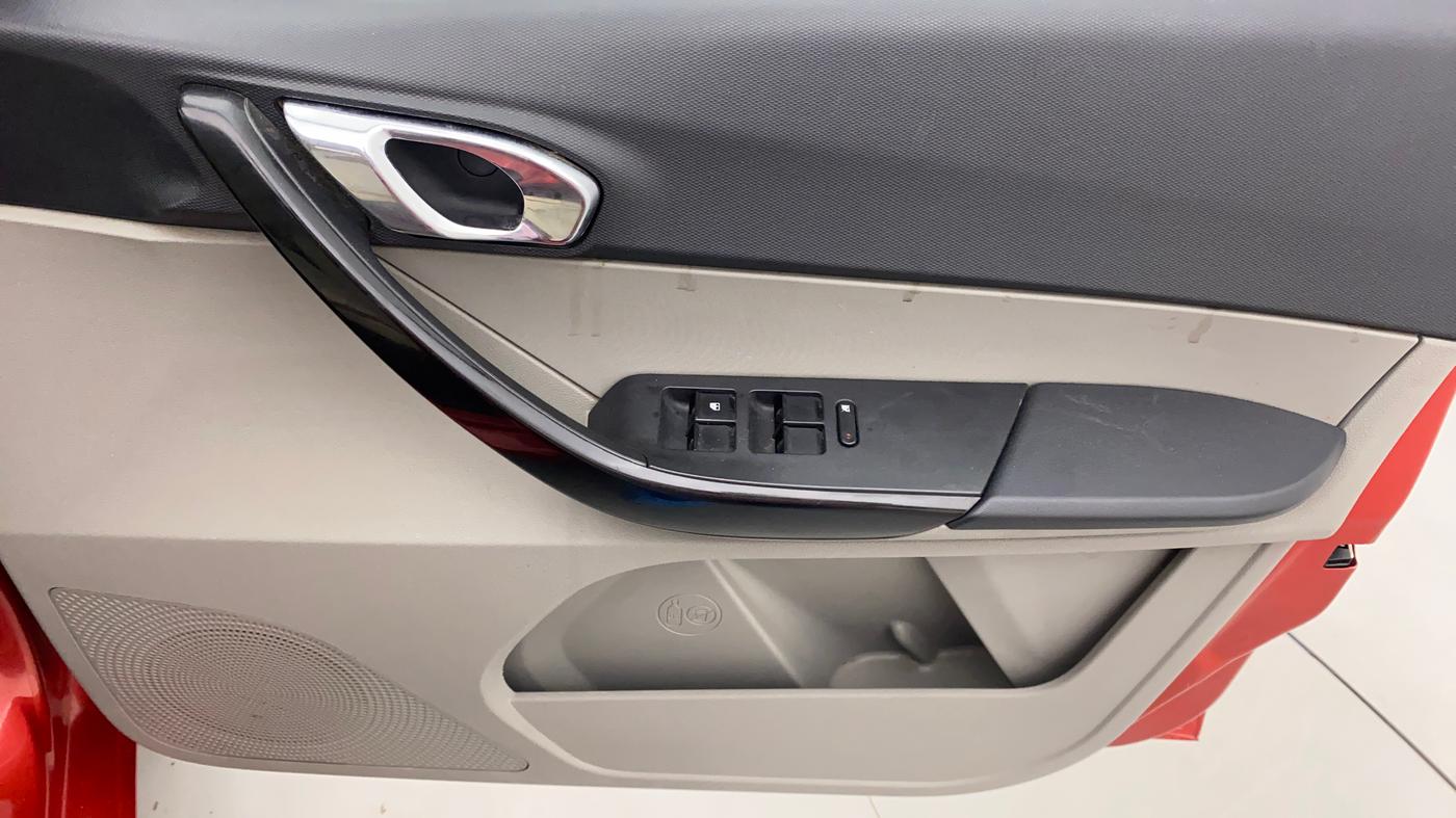 2018 Tata Tiago XZ PETROL, Petrol, Manual, 1,00,000 km, Driver Side Door Panels Control