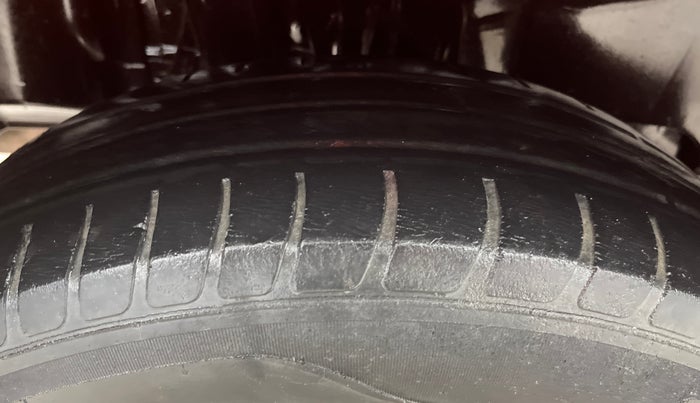 2018 Maruti Swift LXI, Petrol, Manual, 1,00,208 km, Right Rear Tyre Tread