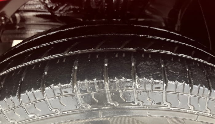 2018 Maruti Swift LXI, Petrol, Manual, 1,00,208 km, Left Front Tyre Tread