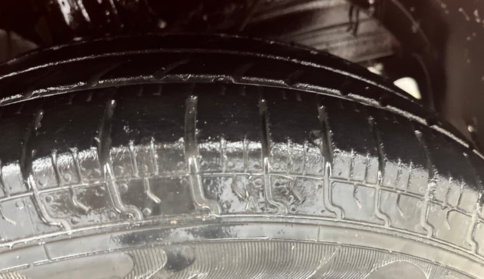 2018 Maruti Swift LXI, Petrol, Manual, 1,00,208 km, Right Front Tyre Tread