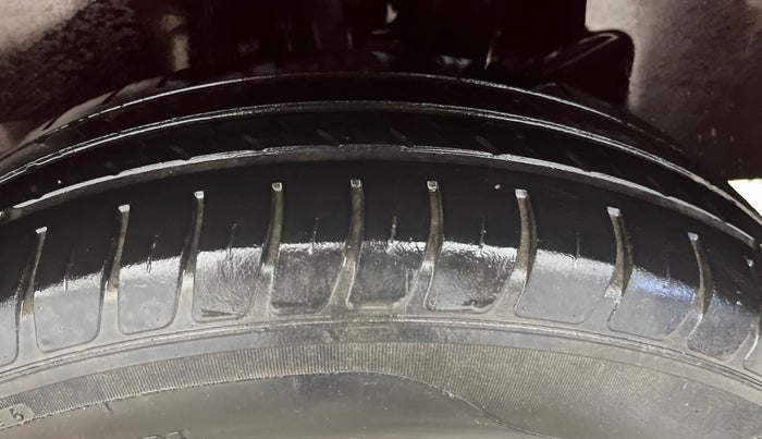 2018 Maruti Swift LXI, Petrol, Manual, 1,00,208 km, Left Rear Tyre Tread