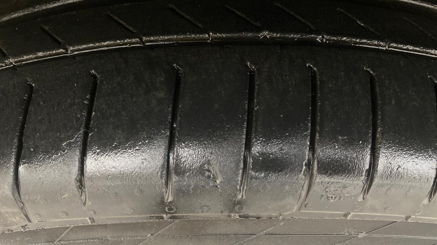 2013 Hyundai Santa Fe 4 WD AT, Diesel, Automatic, 1,22,204 km, Left Front Tyre Tread