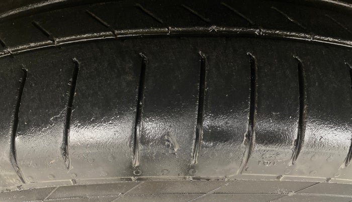 2013 Hyundai Santa Fe 4 WD AT, Diesel, Automatic, 1,22,204 km, Left Front Tyre Tread