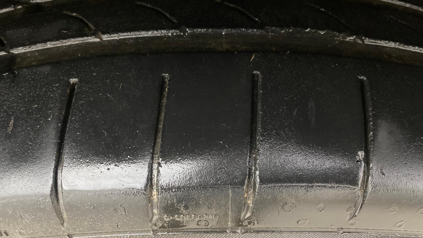 2013 Hyundai Santa Fe 4 WD AT, Diesel, Automatic, 1,22,204 km, Right Front Tyre Tread