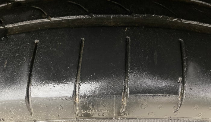 2013 Hyundai Santa Fe 4 WD AT, Diesel, Automatic, 1,22,204 km, Right Front Tyre Tread