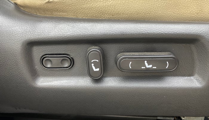 2013 Hyundai Santa Fe 4 WD AT, Diesel, Automatic, 1,22,204 km, Driver Side Adjustment Panel