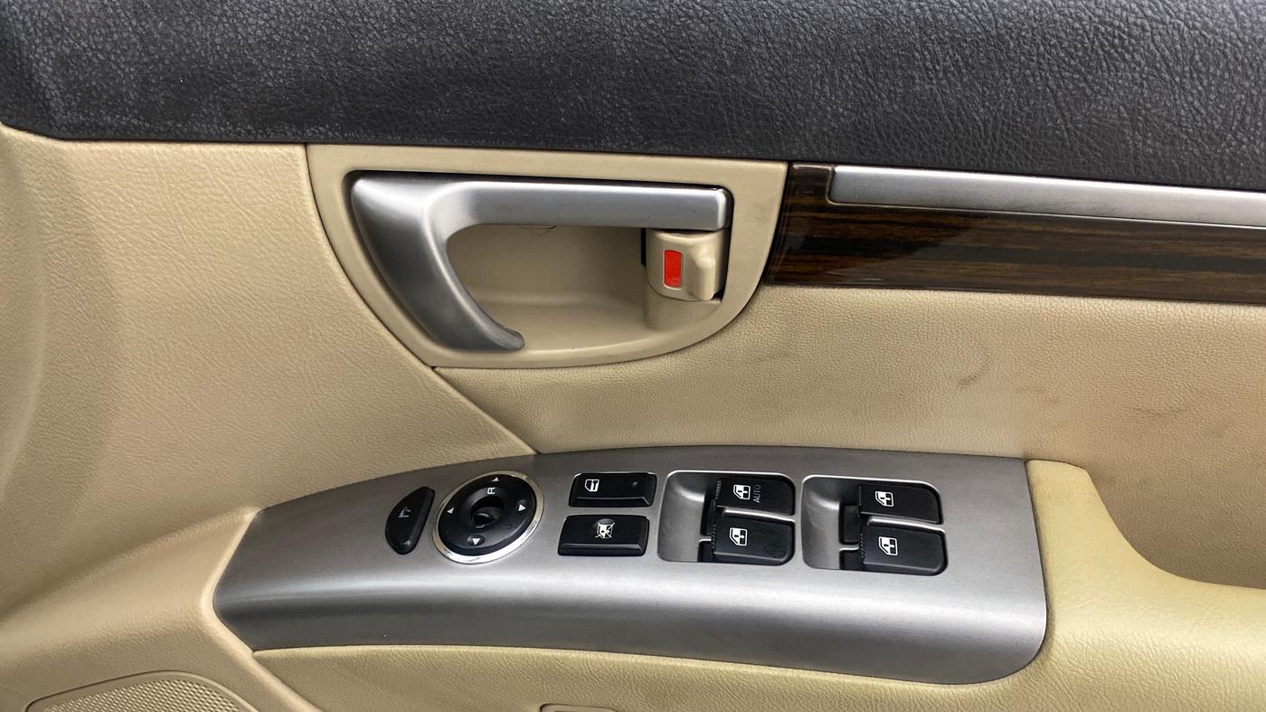 2013 Hyundai Santa Fe 4 WD AT, Diesel, Automatic, 1,22,204 km, Driver Side Door Panels Control
