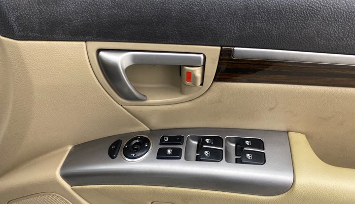 2013 Hyundai Santa Fe 4 WD AT, Diesel, Automatic, 1,22,204 km, Driver Side Door Panels Control